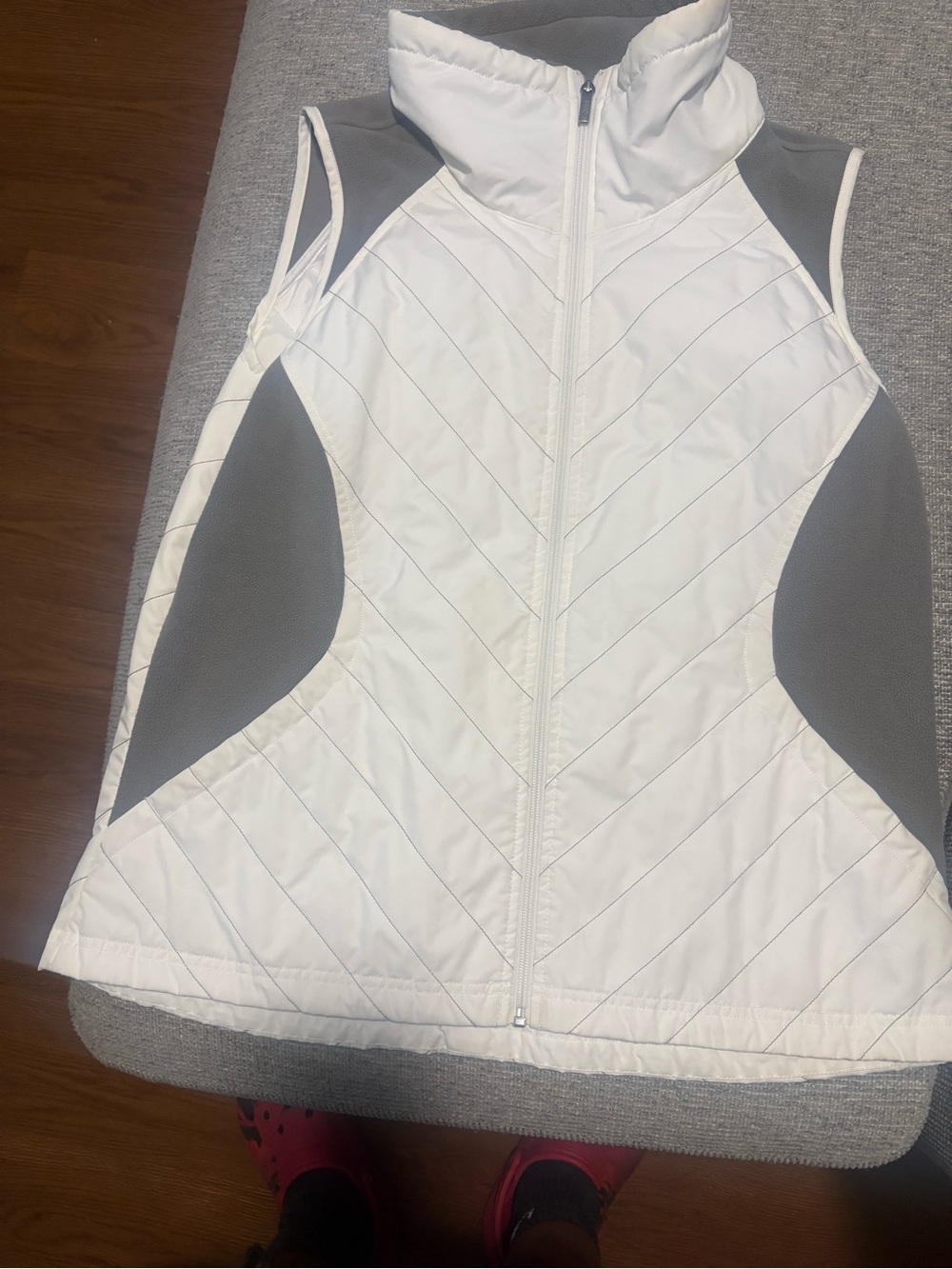 Columbia white & gray quilted vest with chevron stitching, size XL